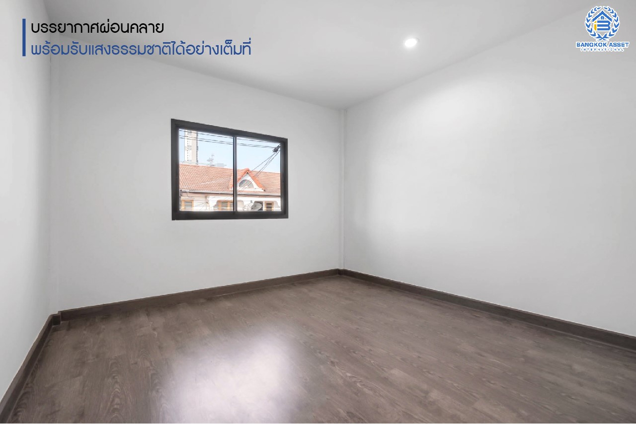 บ้านมือสองตกแต่งใหม่ บนทำเลที่ดีที่สุด! หน้าโครงการติด MRT "สถานีไทรม้า" ม.ซื่อตรง พระนั่งเกล้า-ท่าอิฐ ทาวน์เฮ้าส์หลังใหญ่ เนื้อที่ 26 ตร.ว. ฟังก์ชันจัดเต็ม 3 ห้องนอน 2 ห้องน้ำ 2 ที่จอดรถ ทำเลใกล้ เซ็นทรัลรัตนาธิเบศร์ และทางด่วน "งามวงศ์วาน"